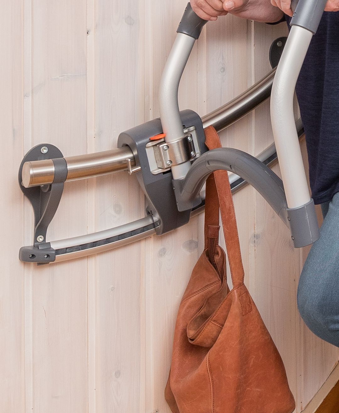 Grâce au crochet qui peut être intégré au guide escalier, les utilisateurs d’AssiStep peuvent transporter des sacs ou d’autres objets lorsqu’ils montent ou descendent les escaliers.