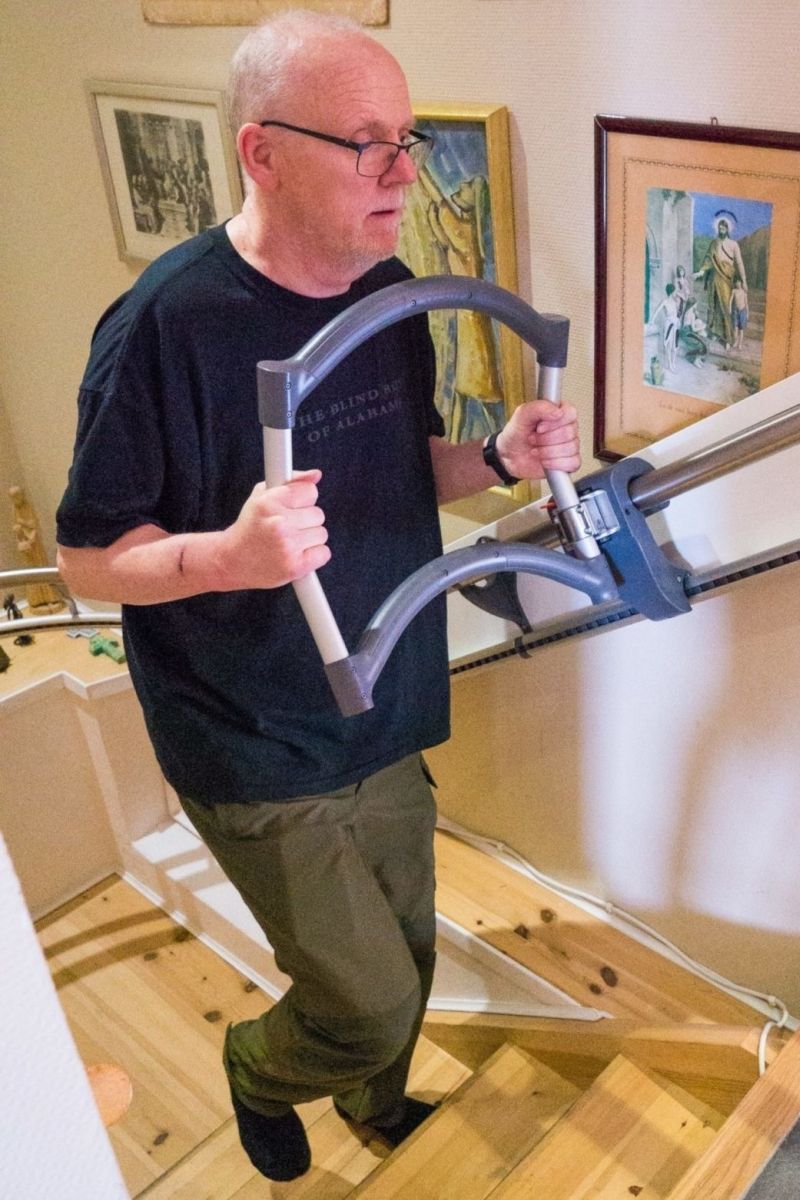 Jan Erik utilise son aide-escalier