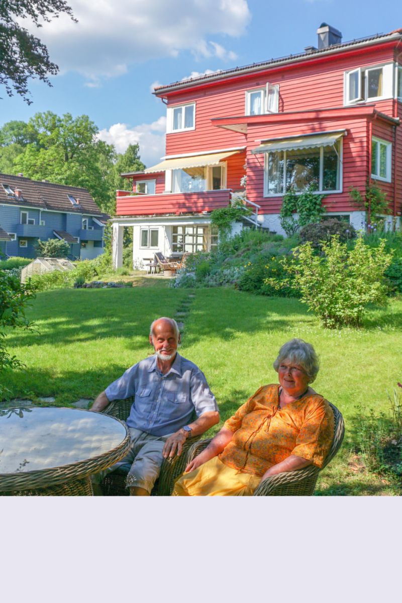 Karen et son mari dans leur jardin