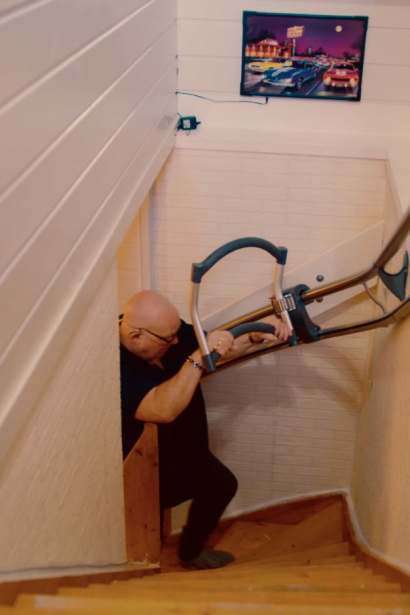L’aide-escalier AssiStep - découvrez le témoignage d’Oddbjørn (68 ans) qui souffre de BPCO et rencontre de grandes difficultés à monter et descendre les escaliers chez lui. Il a aujourd’hui installé l’aide-escalier AssiStep