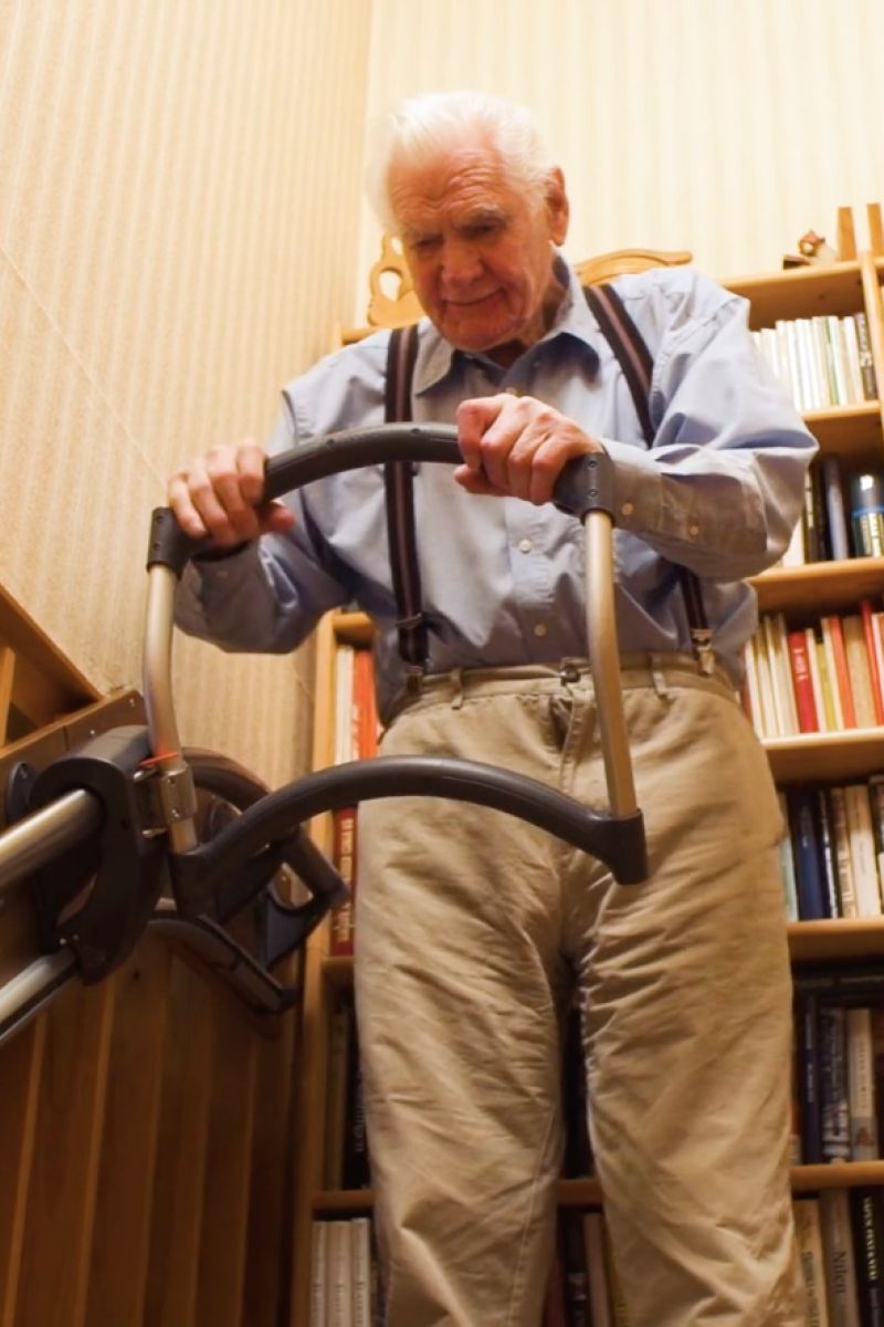 Guttorm (95 ans) utilise son déambulateur pour escaliers tous les jours